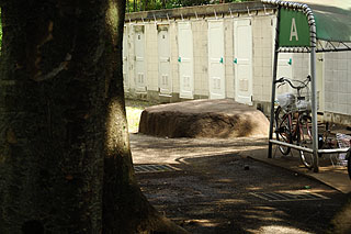 自転車置き場側の大きな石 その1