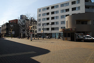 喜多見駅北側の広場
