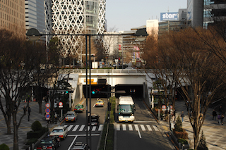 議事堂通りから新宿駅方向を望む