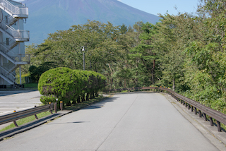ホテルマウント富士 西側から車寄せに続く道