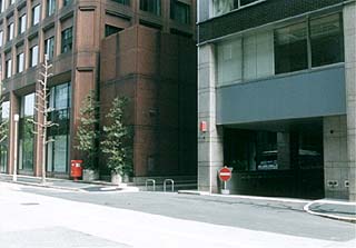 岸本ビルと三菱電機ビルの地下駐車場入り口